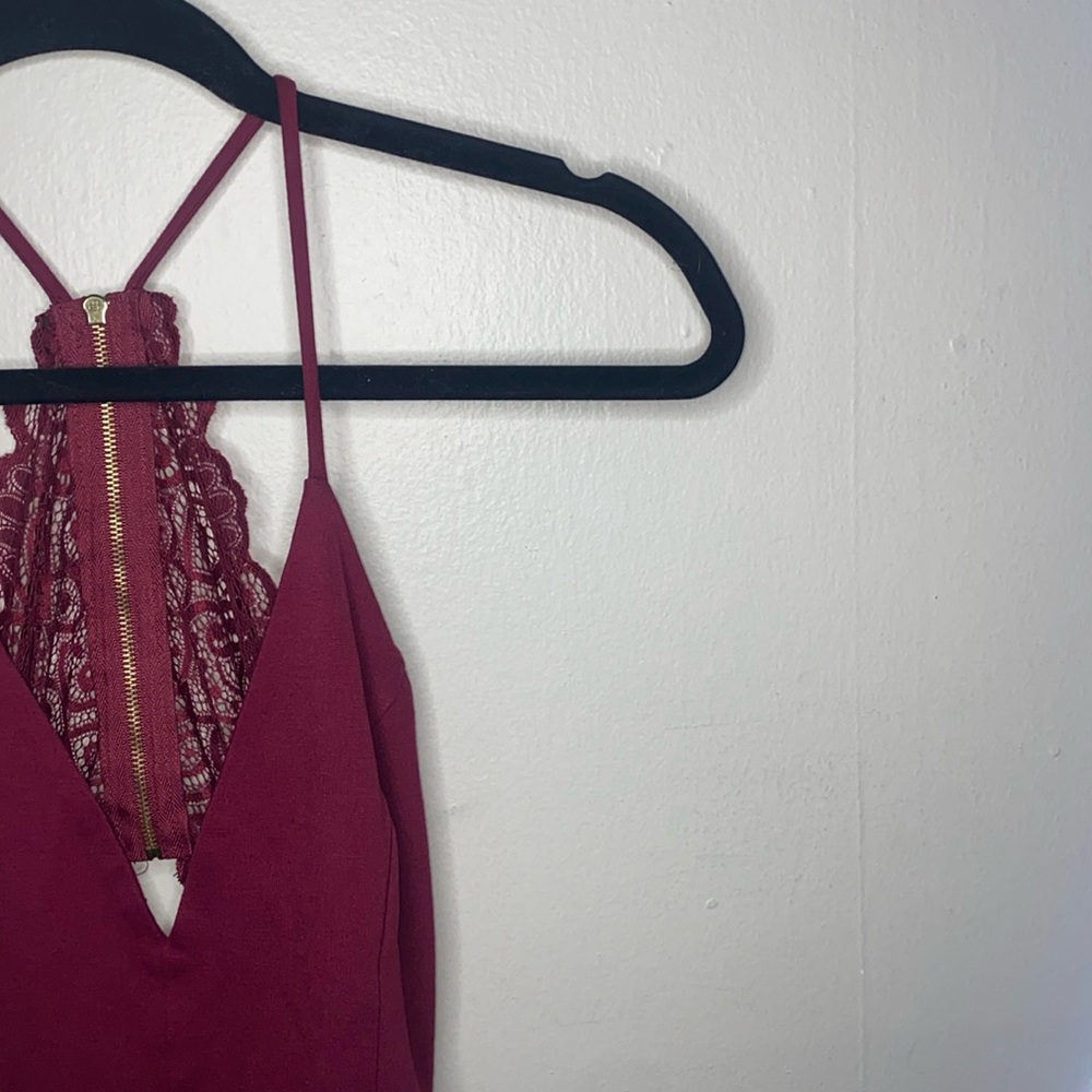 🪿Adorable lace body con maroon half zip up dress with slit up side!